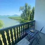 Case de vacanță Balaton A Kertben - Balaton In The Garden - Beachfront With Beautiful View, Private Balatonfenyves