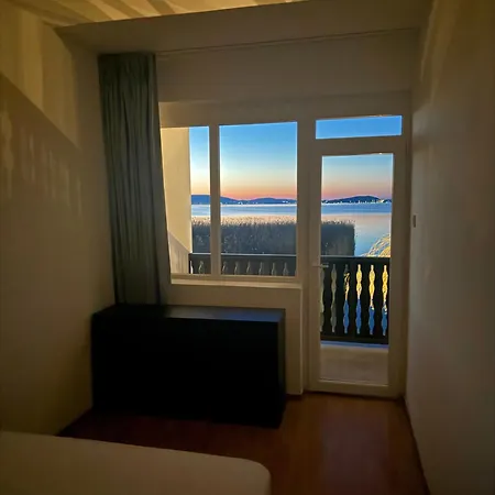 Balaton A Kertben - Balaton In The Garden - Beachfront With Beautiful View, Private * Balatonfenyves